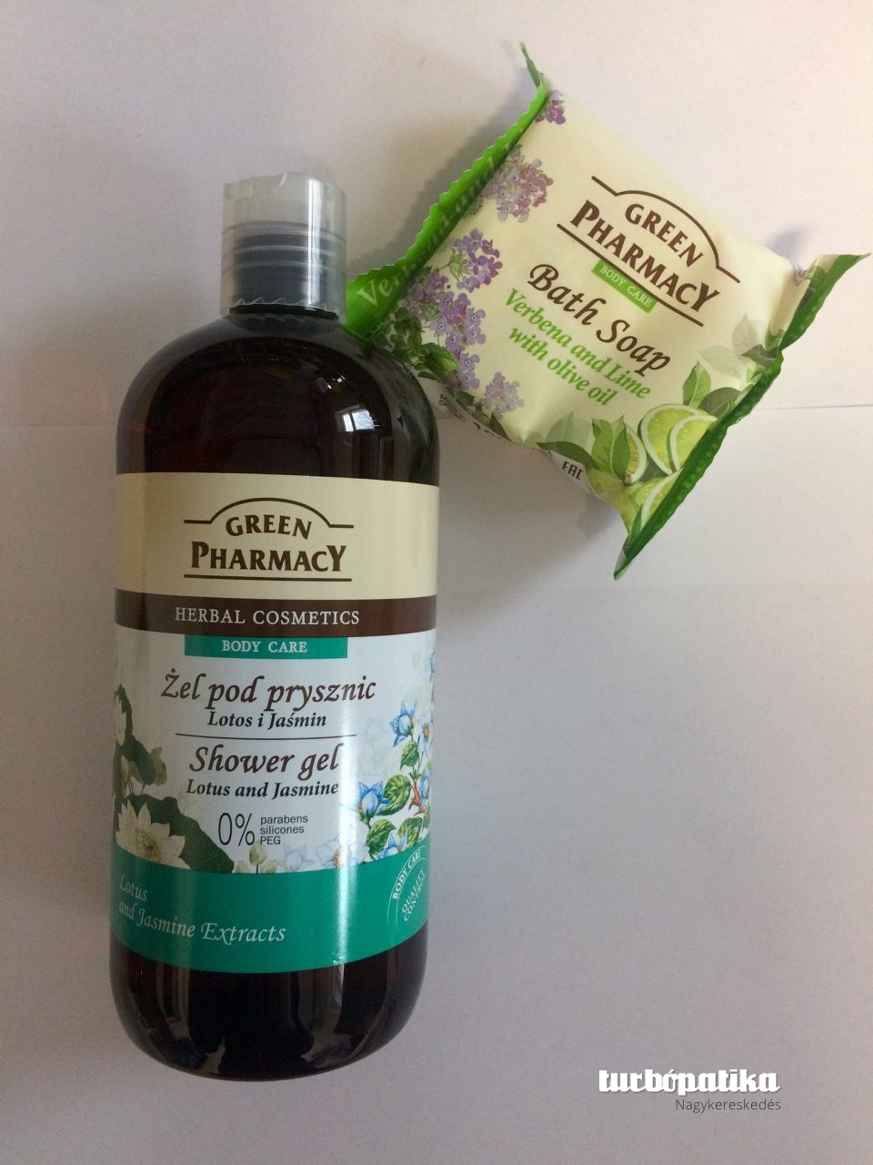 Green Pharmacy gyógynövényes tusfürdő 500 ml - Lótus, jázmin + Green Pharmacy szappan verbena, lime és olívaolaj 100g Green Pharmacy gyógynövényes tusfürdő 500 ml - Lótus, jázmin + Green Pharmacy szappan verbena, lime és olívaolaj 100g